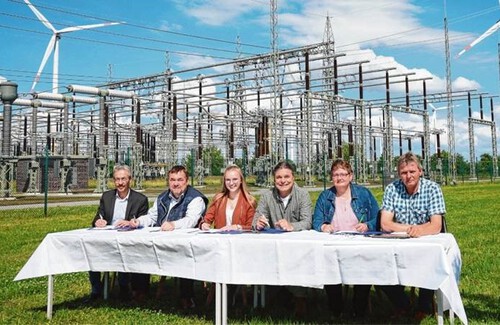 Gruppenbild vor dem Umspannwerk in Jardelund mit Vertretern der Gemeinden Osterby und Wallsbüll bei der Vertragsunterzeichnung
