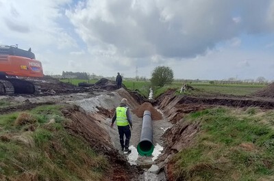 Abb. 3: Herstellung der Grabenverrohrung in der Zuwegung zur WEA 02 