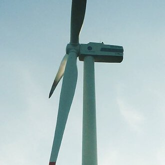 Windenergieanlage von unten nach oben fotografiert